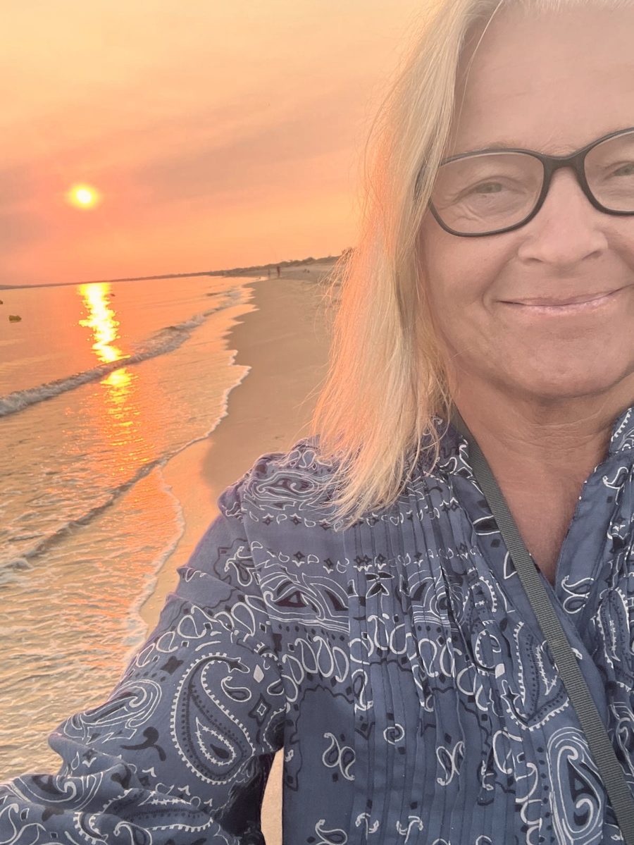 Nicole Novy am Meer bei Sonnenuntergang
